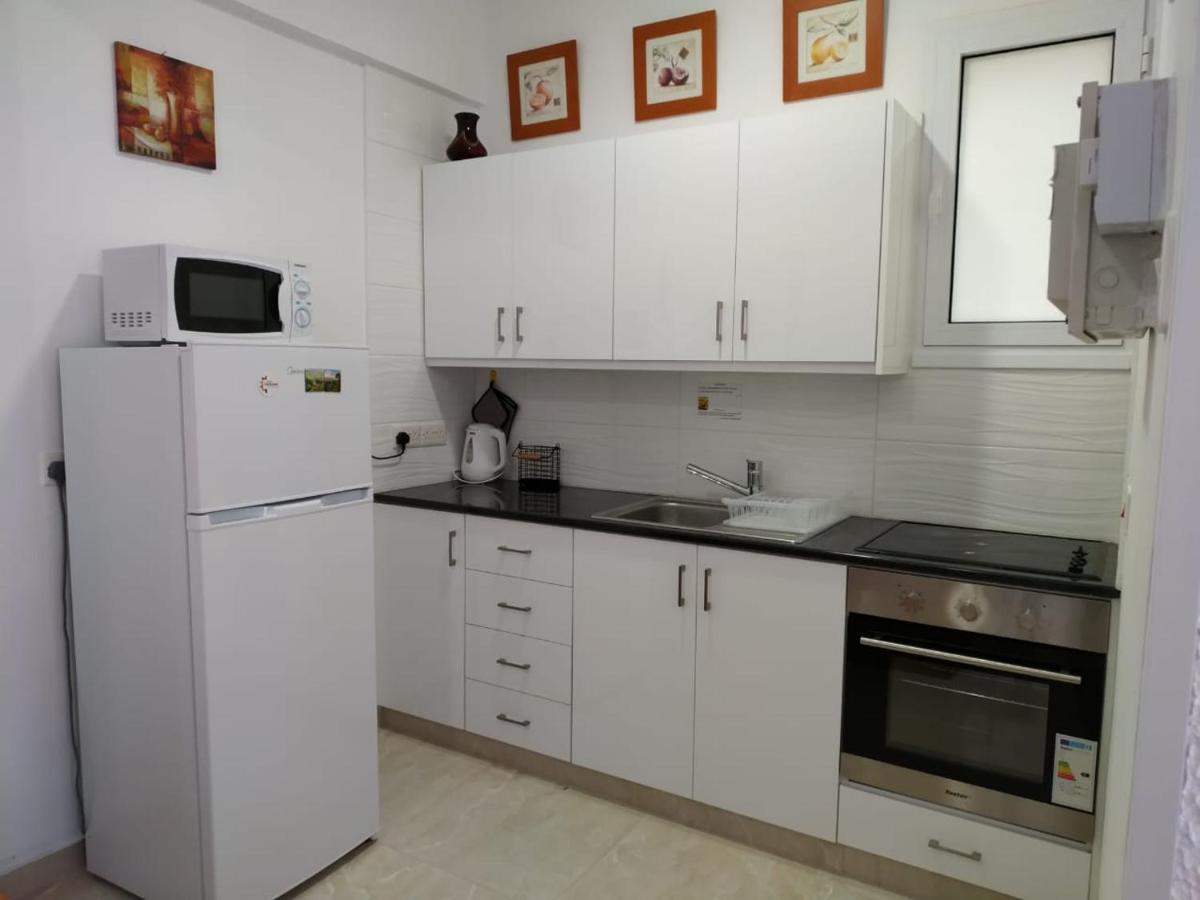 1 Bedroom Apartment Larnaca Bagian luar foto