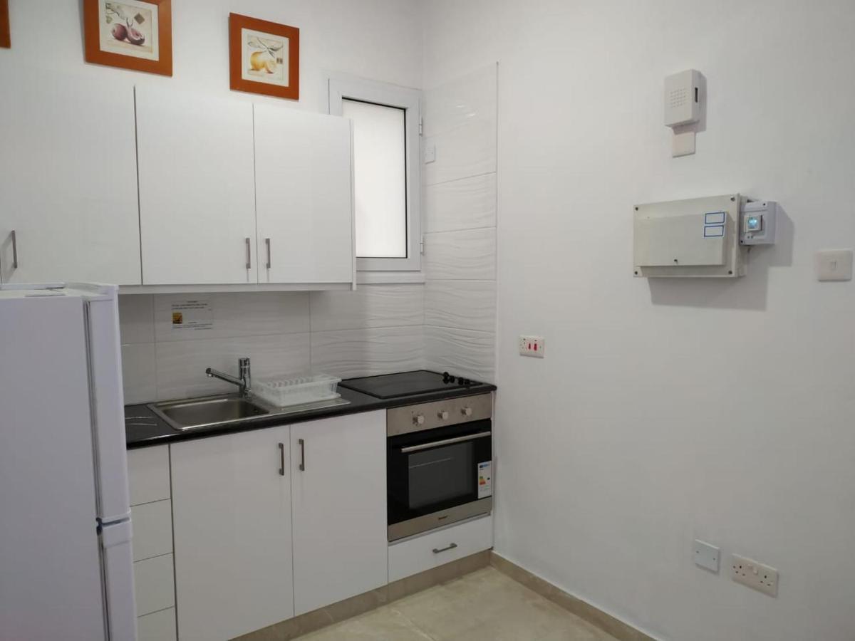 1 Bedroom Apartment Larnaca Bagian luar foto