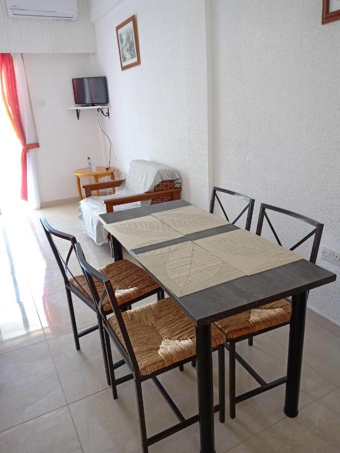 1 Bedroom Apartment Larnaca Bagian luar foto